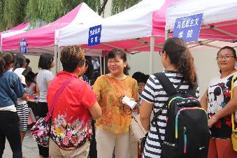 威尼斯人娱乐
苏琳老师与新生家长热情交流